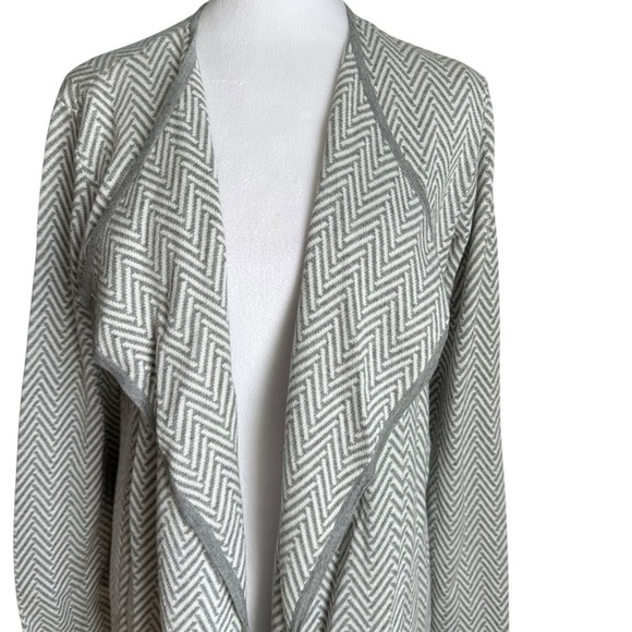 Vince Camuto Herringbone Open Front Cardigan Gray/White Size Medium Long Sleeve - Picture 6 of 17